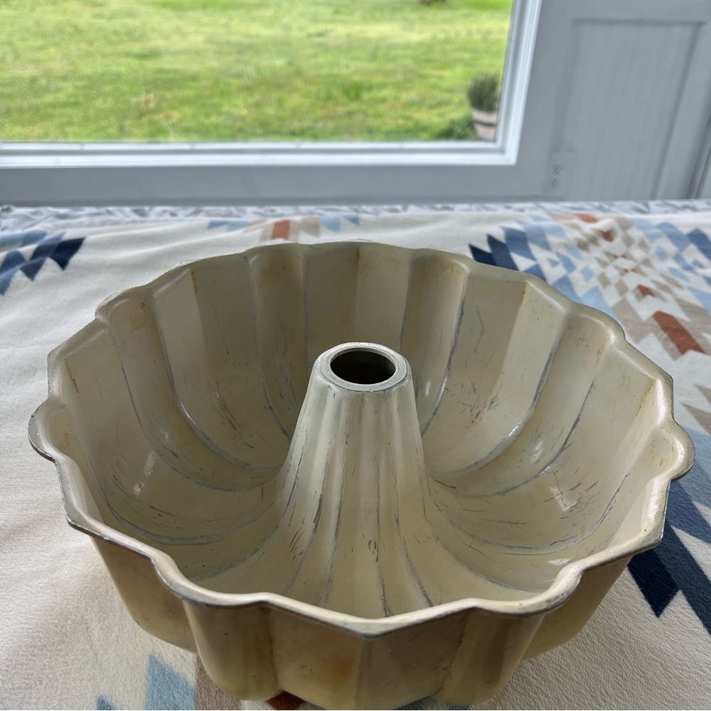 Vintage Aluminium Bunt Cake Pan - Picture 2 of 2